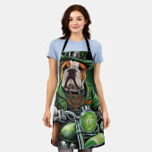 ブルドッグ・ドライビング・バイク・セント・パトリック・デー エプロン (着用した状態)