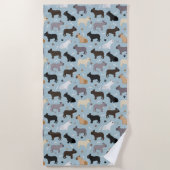 ブルドフランスのッグの骨と前足の青 ビーチタオル (正面)