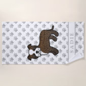 ブルドルと白のステフィーかわいい漫画の犬&名前 ビーチタオル (正面)