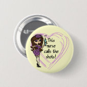 ブルネットのナースのTシャツおよびギフト 缶バッジ (正面&裏面)