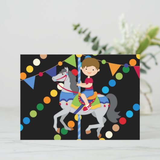 ブルネットの男の子の回転木馬の誕生日5x7の招待状 招待状 (スタンド正面)