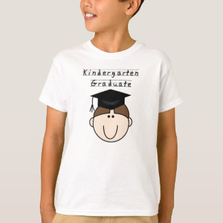 ブルネットの男の子の幼稚園の卒業生 Tシャツ