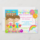 ブルネットは女の子のボーリングの誕生会を結び付けます 招待状 (正面)