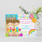 ブルネットは女の子のボーリングの誕生会を結び付けます 招待状 (スタンド正面)