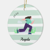 ブルネットガールスケートで滑るローラーブロードネーム&イヤー  セラミックオーナメント (左)