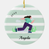 ブルネットガールスケートで滑るローラーブロードネーム&イヤー  セラミックオーナメント (裏面)
