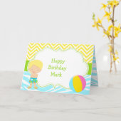 ブルネットヘアボーイプールパーティーバッシュパーティー カード (黄色い花)