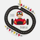 ブルネットボーイキッドレーシングレッドカー&フラッグスネーム年 セラミックオーナメント (正面)
