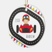ブルネットボーイキッドレーシングレッドカー&フラッグスネーム年 セラミックオーナメント (左)