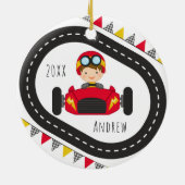 ブルネットボーイキッドレーシングレッドカー&フラッグスネーム年 セラミックオーナメント (裏面)