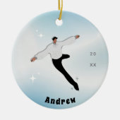 ブルネットボーイ姿アイススケートで滑るキッド名&年 セラミックオーナメント (正面)