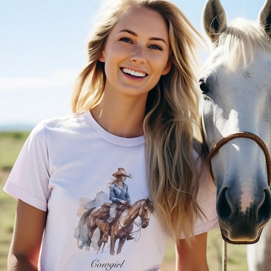 ブルネット女性のカーボーイ水色の馬に乗る Tシャツ