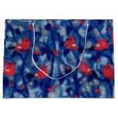 ブルフィンチ、赤い鳥の青い森の木の繊維芸術 ラージペーパーバッグ (正面)
