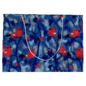 ブルフィンチ、赤い鳥の青い森の木の繊維芸術 ラージペーパーバッグ (裏面)