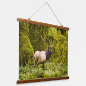 ブルルーズベルトエルク牧草地に立つ 吊り下げ型タペストリー (傾斜あり)
