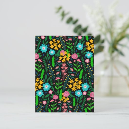 ブルーかわいらしピンクガーデンフラワーズブラックデザイン シーズンポストカード (スタンド正面)