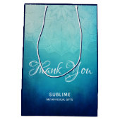 ブルーかわいらしマンダラ抽象芸術事業 ミディアムペーパーバッグ (裏面)