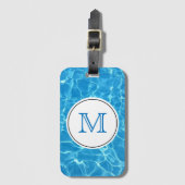 ブルーきらめくスイミングプールウォーターモノグラム ラゲッジタグ (正面縦)