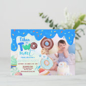 ブルーつや消し2つの甘い男の子のドーナツの誕生日 招待状 (スタンド正面)