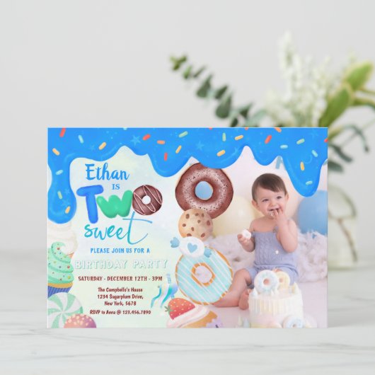 ブルーつや消し2つの甘い男の子のドーナツの誕生日 招待状 (スタンド正面)