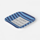 ブルーとライトブルーのストライプのハッピーバースデー ペーパープレート (傾斜あり)