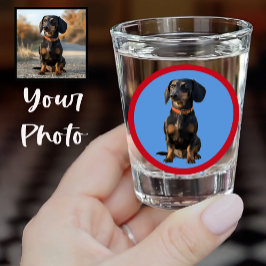 ブルーとレッドの背景にキュートダックスフンドまたはあなたのペットの顔の写真をプリント ショットグラス
