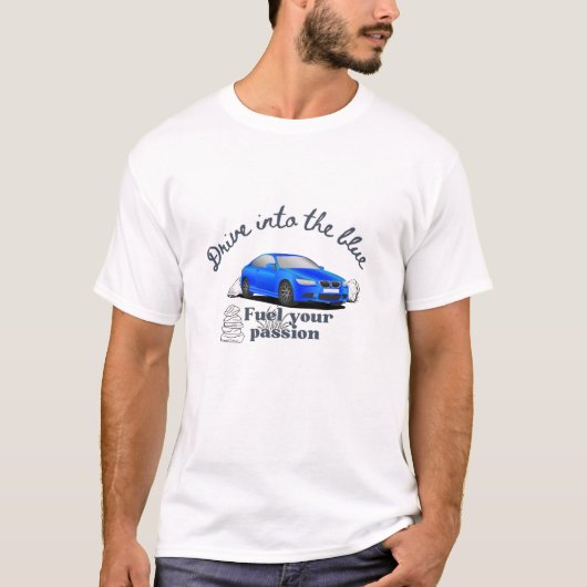 ブルーに突っ走れ - スポーツカーへの情熱デザイン Tシャツ (正面)