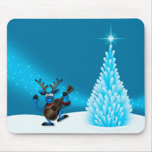 ブルーのクリスマスツリーでギターを弾くダンストナカイ マウスパッド