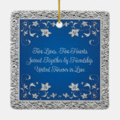 ブルーのグレーラブハート結婚ズの最初のクリスマス セラミックオーナメント (裏面)