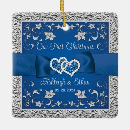 ブルーのグレーラブハート結婚ズの最初のクリスマス セラミックオーナメント (正面)