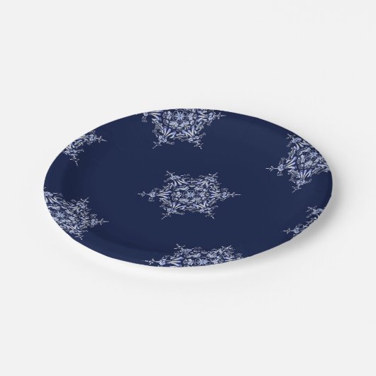 ブルーのスノーフレーパターン（の模様が）あるク（中）サイズの紙プレート ペーパープレート (アングル)