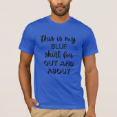 ブルーのスローガンTシャツ Out and About Tシャツ (正面)