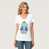 ブルーのフォークアートの猫たち - 幻想的な花柄の猫デザイン i tシャツ (正面フル)