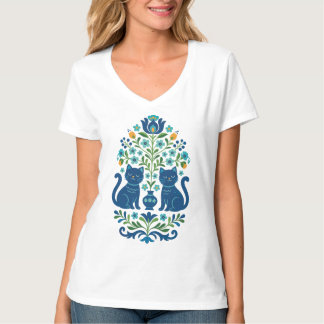 ブルーのフォークアートの猫たち - 幻想的な花柄の猫デザイン i tシャツ