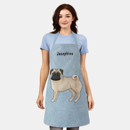 ブルーのフォーン・パグの可愛いキャラクター 犬の名前入り エプロン (着用した状態)