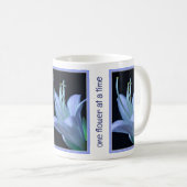 ブルーのホスタの花の個性的な自然美 コーヒーマグカップ (正面右)