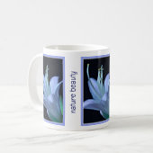 ブルーのホスタの花の個性的な自然美 コーヒーマグカップ (正面左)