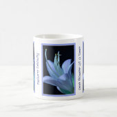 ブルーのホスタの花の個性的な自然美 コーヒーマグカップ (中央)