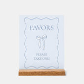 ブルーのリボンで結ばれた ブライダルシャワーのお favors アクリルサイン (正面)