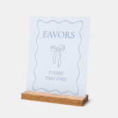 ブルーのリボンで結ばれた ブライダルシャワーのお favors アクリルサイン (傾斜)