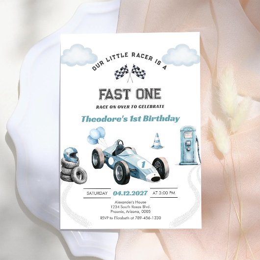 ブルーのレーシングカー、男子誕生日おめでとう ファスト1位 1歳 招待状