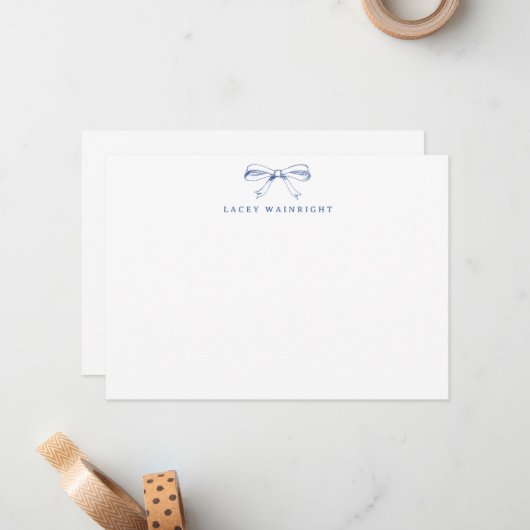 ブルーのヴィンテージスタイルの蝶結びが付いた、名入れのステーショナリー ノートカード (正面/裏面インサイチュ)