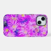 ブルーの上のフクシアの花 iPhone 15ケース (裏面横)