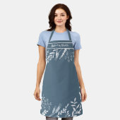 ブルーの個性的な花のリースがプリントされたオリジナルのエプロン エプロン (着用した状態)