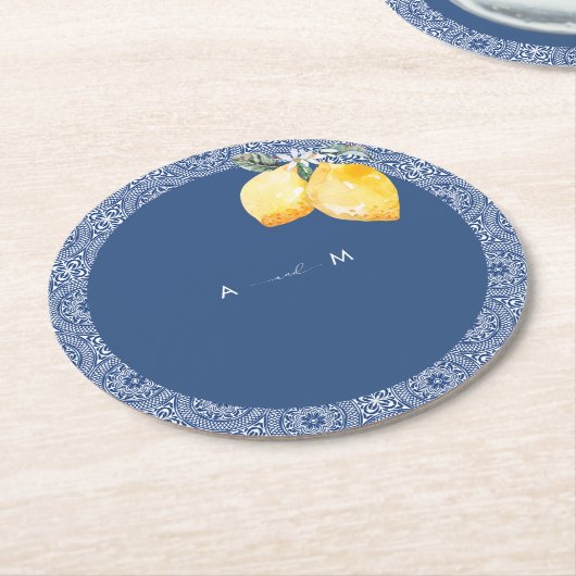 ブルーの地中海スタイル タイル & レモン イタリアン ウェディング ラウンドペーパーコースター (アングル)