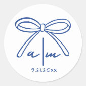 ブルーの描き絵リボンの幻想的な結婚式モノグラム ラウンドシール (正面)