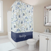 ブルーの水彩ワイルドフラワーモノグラム名前 シャワーカーテン (インサイチュ)