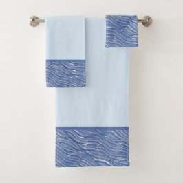 ブルーの水模様のトリムが付いたバス タオル セット