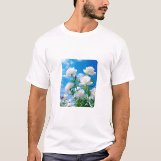 ブルーの空の下で花開く - 自然にインスパイアされたフローラ Tシャツ