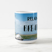 ブルーの空の帆船と海のカスタムデザイン コーヒーマグカップ (中央)